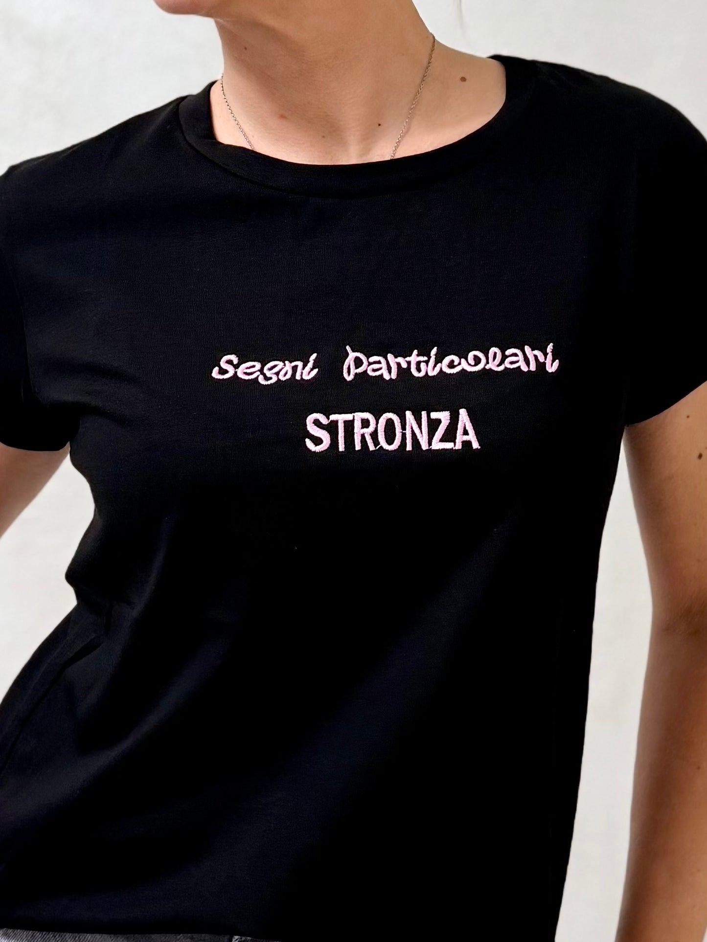 T-shirt Segni particolari “stronza”