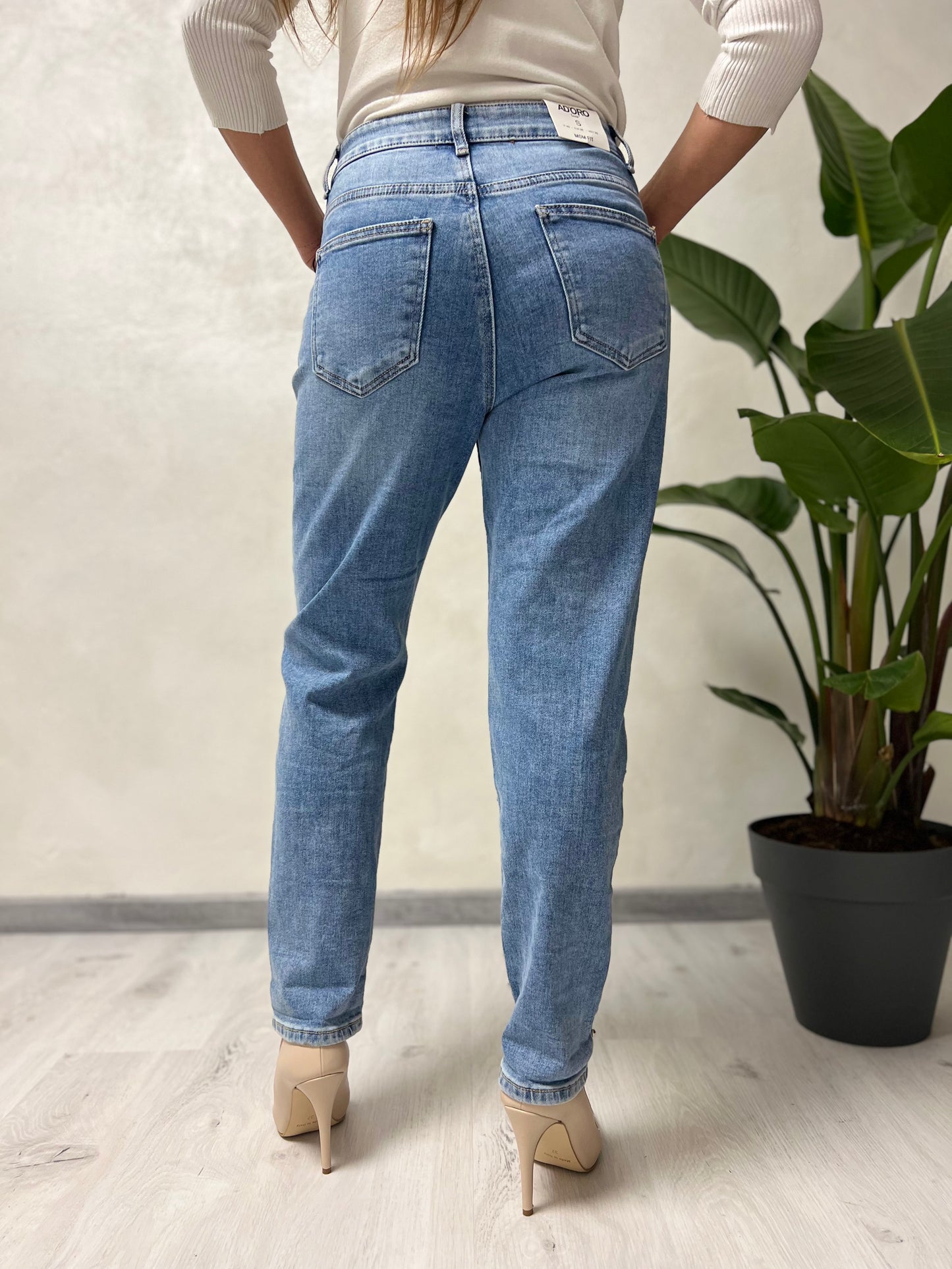 Jeans Mum fit con borchie SJ1339 ￼